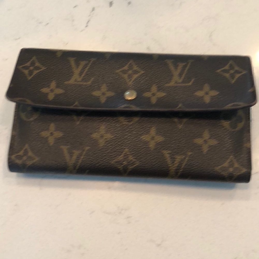 Authentic Louis Vuitton Monogram Sarah Wallet
